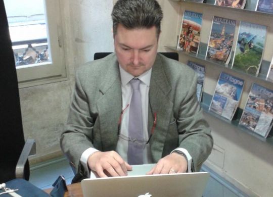 Vanni Zagnoli al computer in libreria, ovunque. La tecnologia alimenta amicizie, ma il parlare dal vivo è più appagante.