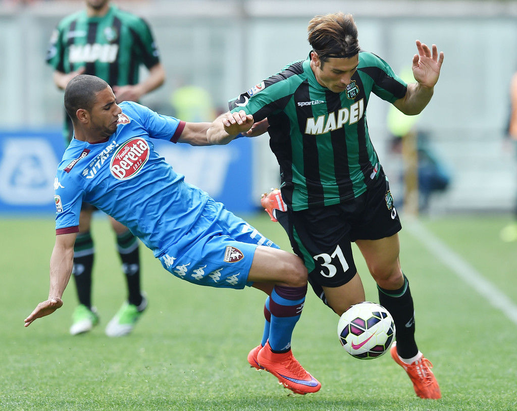 Federico Peluso contrastato in un altro Sassuolo-Torino