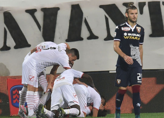 Matos festeggiato dai compagni: 2-0 per il Carpi