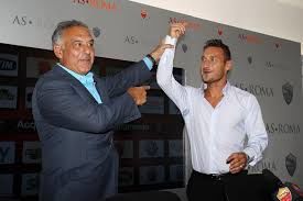 James Pallotta, a sinistra, con Francesco Totti. Anche il presidente vuole far smettere il capitano