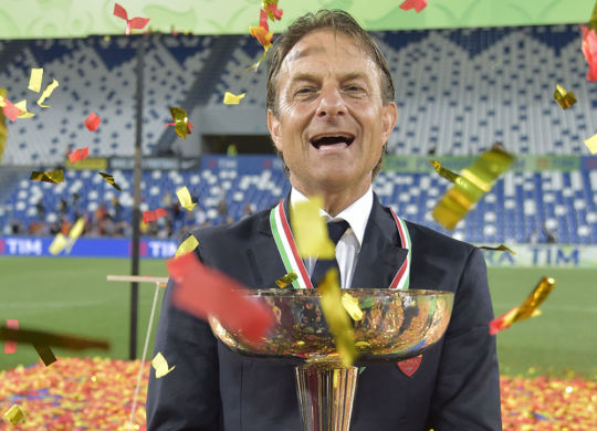 REGGIO NELL'EMILIA, ITALY - JUNE 04:  AS Roma head coach Alberto De Rossi poses with the trophy after the Juvenile Playoff Final match between AS Roma and FC Juventus at Mapei Stadium - CittÃ  del Tricolore on June 4, 2016 in Reggio nell'Emilia, Italy  (Photo by Luciano Rossi/AS Roma via Getty Images)