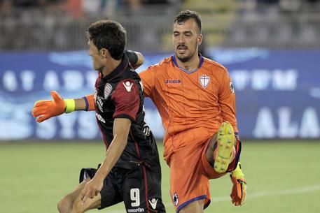 Sampdoria's goalkeeper Emiliano Viviano (R) tries to stop Cagliari's Federico Melchiorri on his way to score during the Italian Serie A soccer match Cagliari Calcio vs UC Sampdoria at S.Elia stadium in Cagliari, Sardinia island, Italy, 26 September 2016.  
ANSA/NICOLA BELILLO