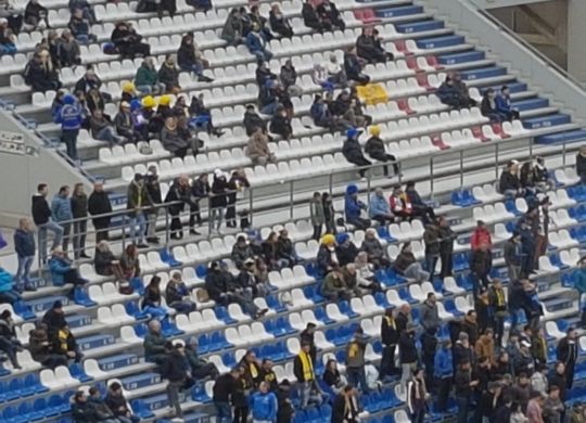 Le caratteristiche parrucche gialle dei tifosi del Chievo durante la gara con il Sassuolo