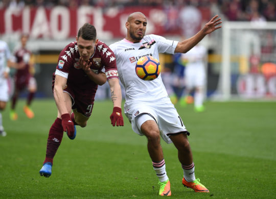 Andrea Belotti contrastato da Haitam Aleesami (Valerio Pennicino - Getty Images)