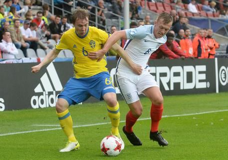 Joakim Nilssoin e James Ward-Prowse durante la gara fra Svezia e Inghilterra (epa/ansa)