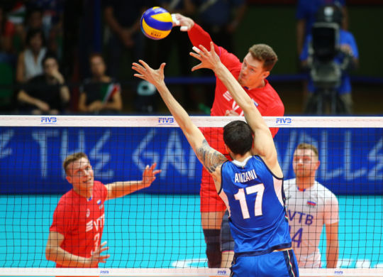 Dmitrij Muserskiy infrange il muro Anzani (volleyball.it)