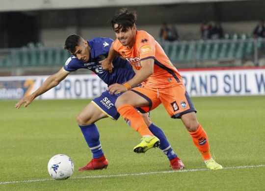 Sottil e Faraoni durante Verona-Pescara (gazzetta.it/getty)